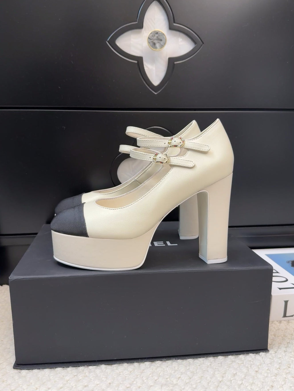 CHANEL FLATFORM SANDAL IN PALE YELLOW CALFSKIN AND BLACK FABRIC